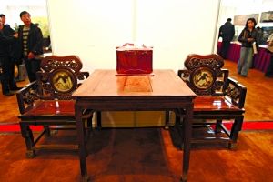 明黃花梨方桌，估值20萬-30萬元